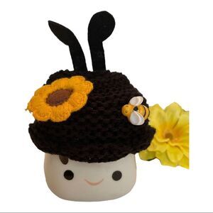 MUG AND BLACK BUMBLE BEE MARSHMALLOW HAT